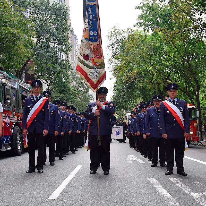 Die Feuerwehr München-Allach bei der Steubenparade in New York